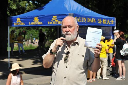 &#039图5：前国会议员彼得·辛普森向人们介绍九评&#039