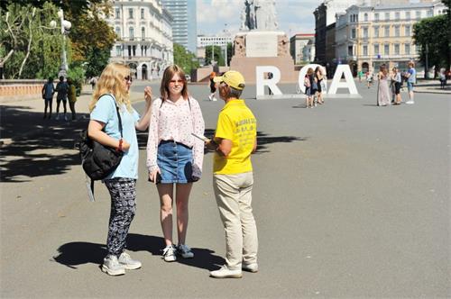 &#039图6～9：人们在了解真相&#039