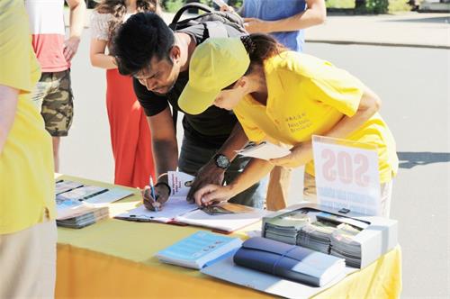 &#039图10～13：民众在要求停止迫害的请愿信上签名&#039