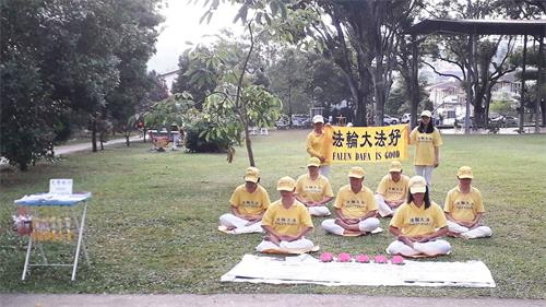 '图9：二零二零年七月二十日当天，马来西亚北部槟城（Penang）部份法轮功学员在青草巷公园（Island Glades Field）举行小型哀悼会，纪念“七二零反迫害二十一周年”，希望让更多民众了解真相，制止迫害。'