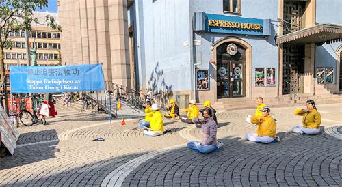 '图1：二零二零年九月八日（周二）和九月十一日（周五），法轮功学员在斯德哥尔摩音乐厅（Konserthuset）旁举办讲真相活动。学员在展示功法。'