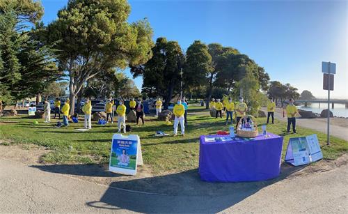 &#039图2：二零二零年九月二十六日，旧金山东湾地区的法轮功学员来到风景如画的圣丽安珠（San Leandro）海边公园集体炼功弘法。&#039