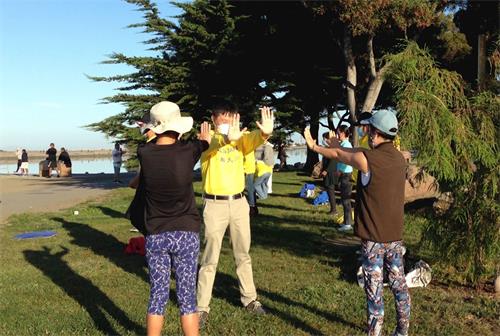 &#039图3：看到祥和的功法，这两位女士马上现场学功。&#039