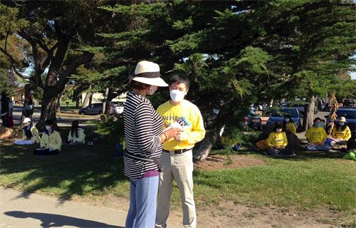 &#039图4～8：看到祥和的功法，不少民众驻足了解法轮功。&#039