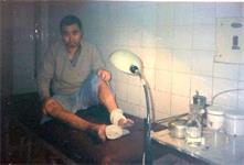 '图：魏春雨的右脚踝骨被打烂一个大洞'