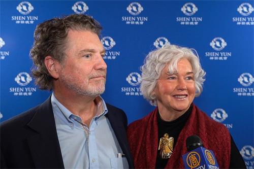 '图4：二零二一年十二月十八日晚，一家非营利机构的创办人、资深顾问和培训师玛莎·汤布林（Martha Tumblin）与丈夫布鲁斯·怀特（Bruce White）一同观看了神韵北美艺术团在查尔斯顿的精彩演出。（新唐人电视台）'