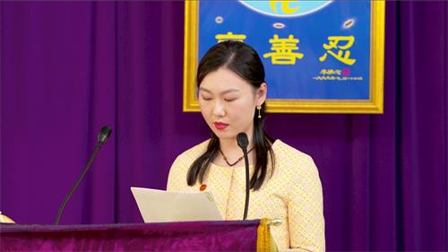 '图4：李梦菲在媒体法会上发言。'