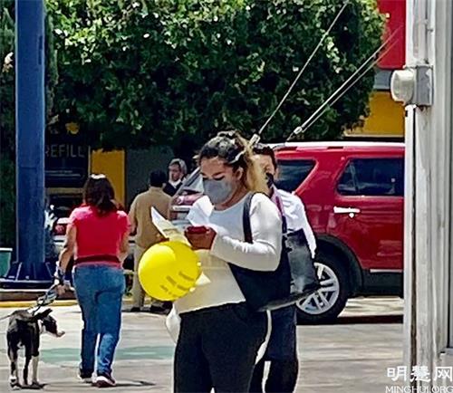 '图12~13:民众在阅读真相资料'