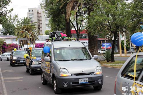 '图16~17:车队在行进中'