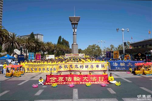 &#039图22：游行出发前，法轮功学员集体合影，恭敬合十，恭贺师父华诞，齐声念颂：“恭祝师父生日快乐！”“法轮大法好！”“真善忍好！”表达法轮功学员对师父的崇敬和感恩。&#039