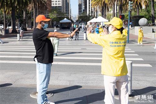 &#039图25：从佛罗里达来加州旅游的弗雷德·瓦勒斯（左）在学功&#039