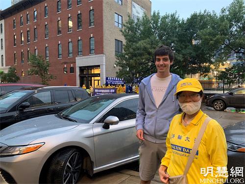 '图4:Jack感谢学员给予真相传单和莲花'