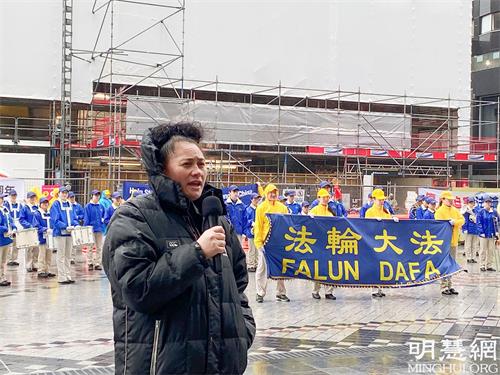&#039图1：国会议员路易莎·沃尔到场演讲支持。&#039