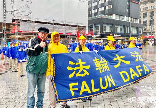 &#039图2：克里斯·纽曼到场支持。&#039