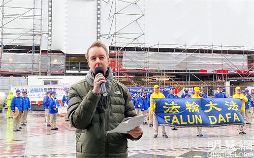 &#039图3：律师凯瑞·高尔在集会上发言。&#039