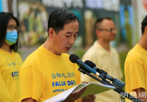 &#039图3：王先生接受采访时说，中共迫害法轮功已经22年了，每年举行的“七二零”反迫害活动都会让更多人了解真相，并不断的推动反迫害的进程。&#039