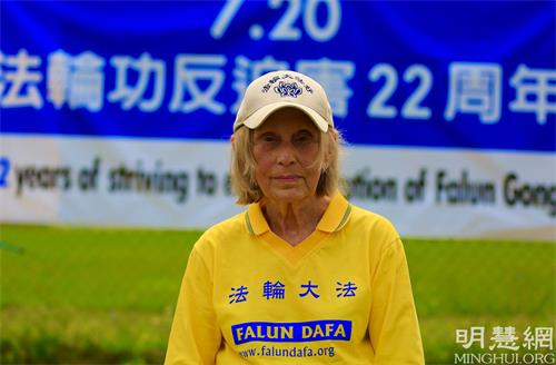 &#039图5：法轮功学员、知名画家吉利斯（Kathy Gillis）接受采访时表示，中共正在竭尽全力维系迫害，这样只能害人害己。世界正在迅速认识其邪恶，所以中共必须知道其末日指日可待。&#039