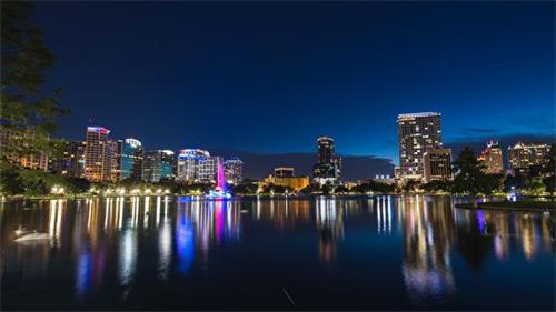 '图8：奥兰多市中心的伊奥拉湖，当地法轮功学员长年在此湖畔炼功讲真相'