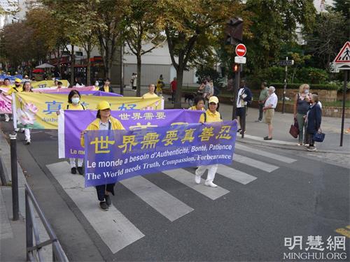 '图5～6：游行队伍经过中国城商业街区'