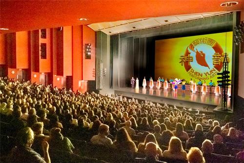 '图3：二零二二年二月十五日和十六日晚，神韵巡回艺术团在美国南卡州首府哥伦比亚的宼格艺术中心（Koger Center for the Arts）上演了二场演出。图为十六日演出的谢幕照。（大纪元）'