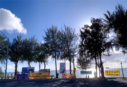 '图1：法轮功学员在路边展示的横幅。'