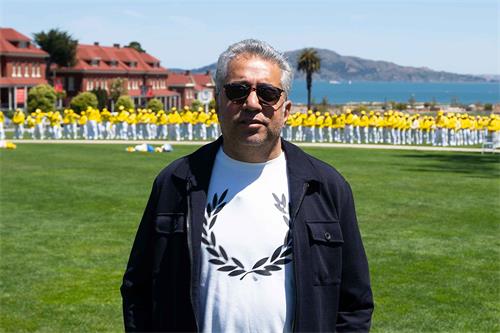 图17：来自迪拜的游客阿琼对修炼法轮功很有兴趣