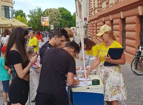 图7:了解真相的人们在谴责活摘法轮功学员器官请愿书上签名。