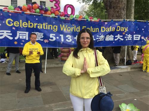 '图10：西人法轮功学员娜塔莉亚．纳丁（Natalia Nutting）说：“师父谢谢您，谢谢您慈悲地救度我们，从危难中解救世人，从来不放弃我们，提醒我们真善忍这些最简单又最根本的宇宙特性，使人类能够遵循，能够返回家园。”'