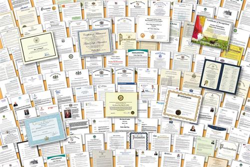 图1：上千西方政要在法轮大法洪传三十年之际，对法轮大法及其创始人李洪志先生颁发褒奖贺信表示赞扬和感谢，其中包括美国、加拿大、英国、德国、瑞典、瑞士、爱尔兰、澳洲、日本和台湾的各级政府官员。图为部分褒奖。（大纪元）