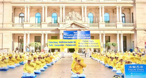 '图1：法轮功学员在海关大楼前展示法轮大法五套炼功功法'