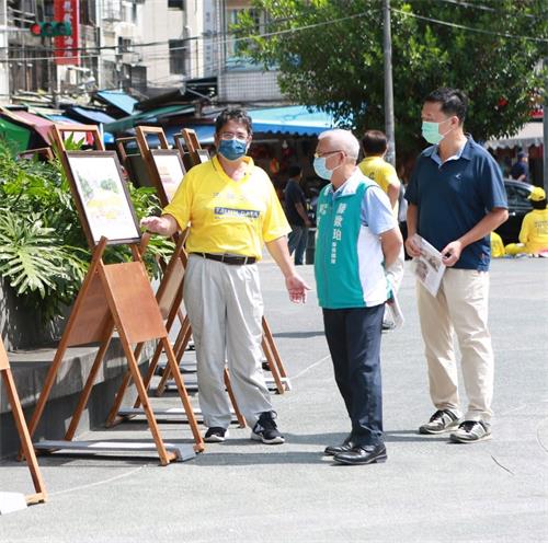 &#039图4：陈欧珀立委特别助理吴文进（右二）及宜兰县长林姿妙代表赵传敏副处长（右一）参观现场图片展。&#039