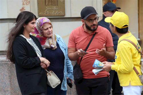 &#039图11～13：路人希望能了解更多讯息，并签名支持法轮功学员&#039