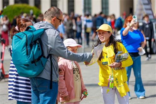 &#039图3～8：人们与法轮功学员交谈&#039