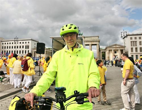 &#039图12：电气工程师霍夫柔格（Markus Hoffrogge）签名声援法轮功学员反迫害。&#039