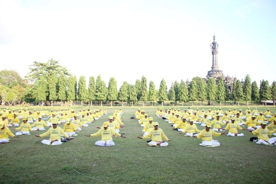 '图1~2:法轮功学员集体炼第五套功法'