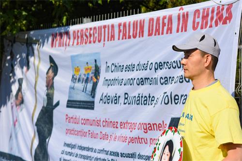 图12~15:二零二二年七月二十日,法轮功学员在中共大使馆前抗议,呼吁停止迫害,将迫害元凶绳之以法。