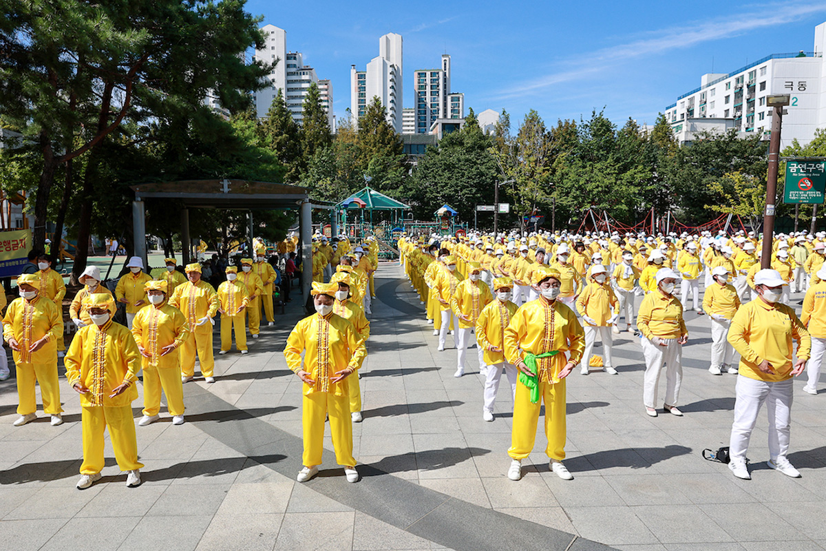 图1~2:庆三退人数突破四亿人集会上,法轮功学员集体炼功。