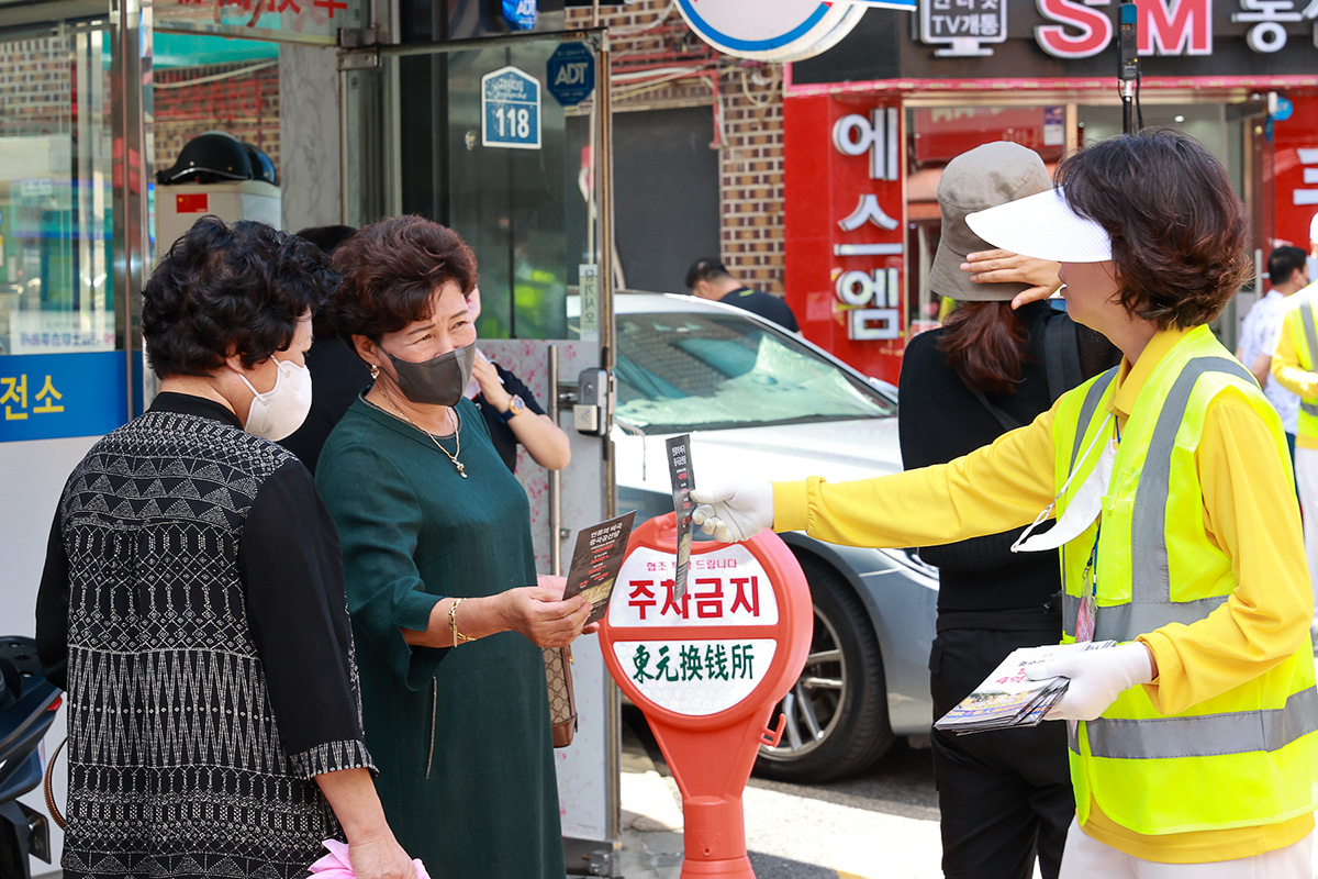 图9~20:二零二二年八月二十八日,庆四亿中国人三退游行在首尔南九老市场和大林中央市场等中国城一带进行,大批华人观看游行并了解真相。