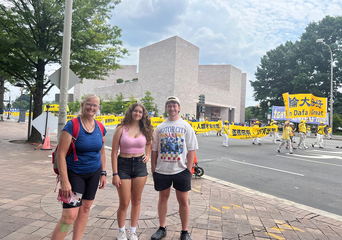 图23:翠西一家对游行感到非常惊喜,觉得眼前一亮。