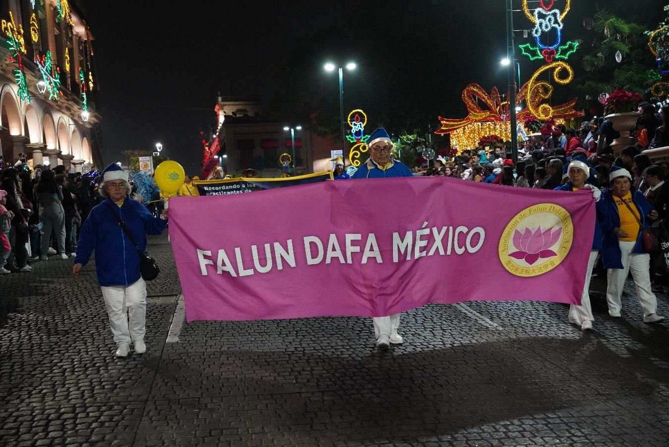 '图1~3:法轮功学员参加了墨西哥韦拉克鲁斯州哈拉帕市的二零二四年圣诞游行,吸引了很多观众。'