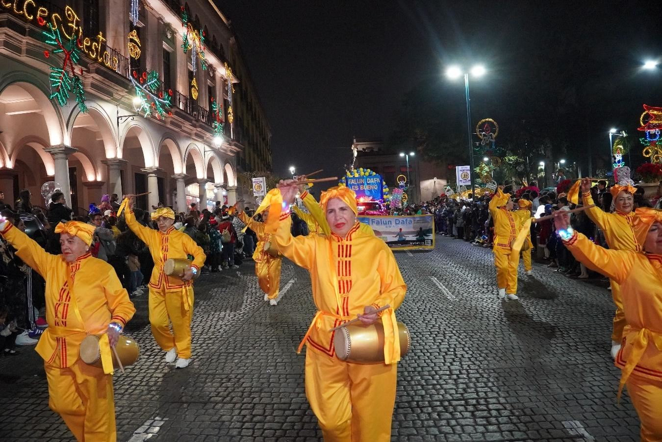 '图4~5:法轮功学员组成的仙女队和腰鼓队参加了二零二四年墨西哥哈拉帕圣诞游行。'