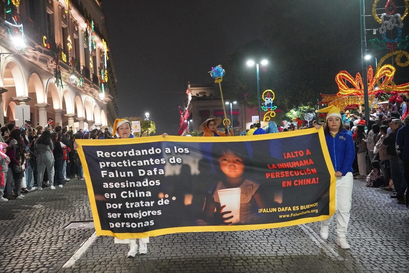 '图6~7:法轮功学员参加墨西哥哈拉帕市二零二四年圣诞节游行。'