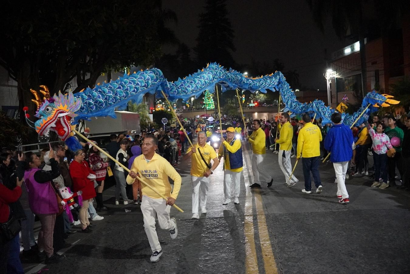 '图11:法轮功学员组成的舞龙队参加墨西哥韦拉克鲁斯州哈拉帕市二零二四年圣诞游行。'