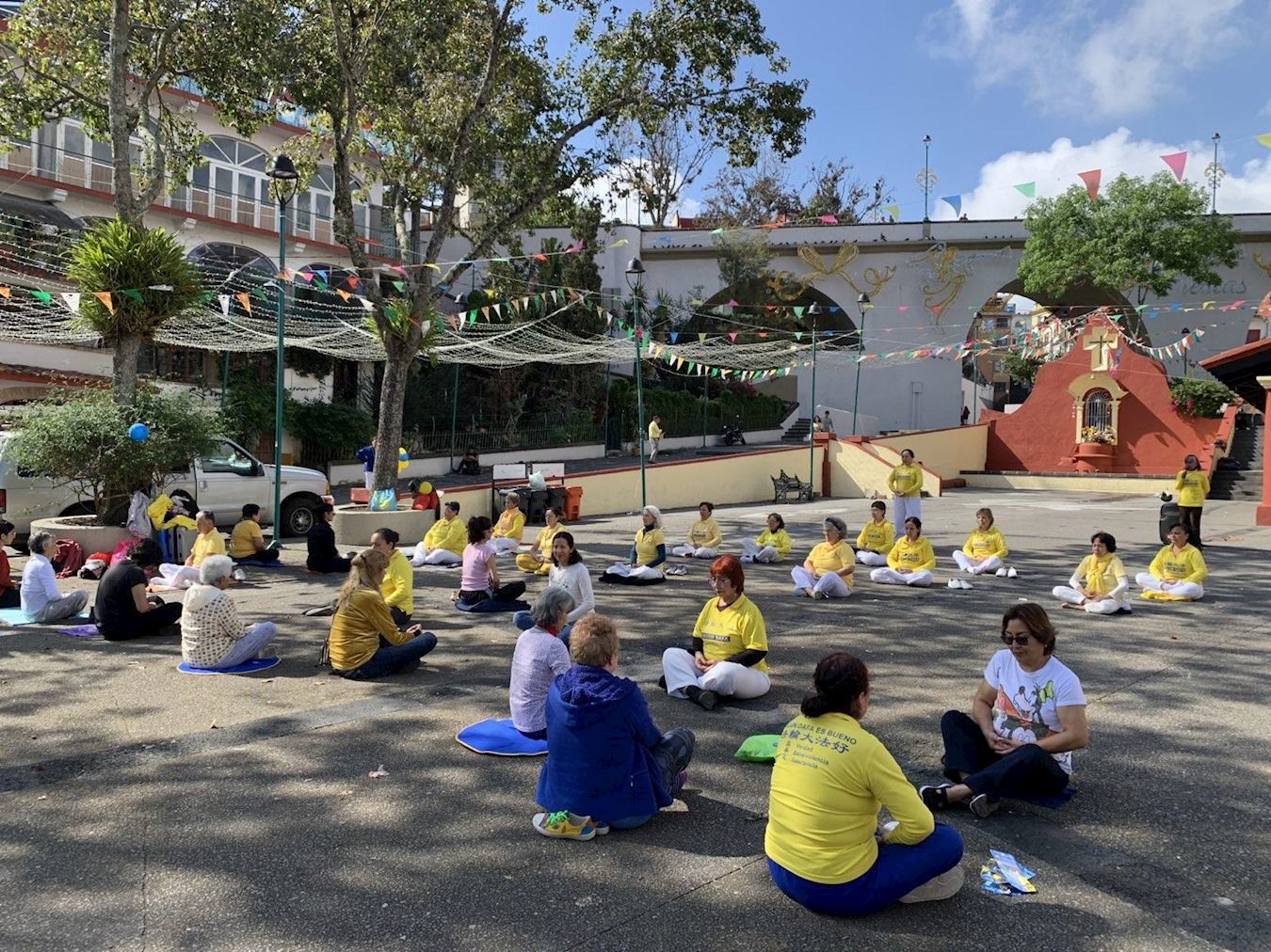 '图18~21:二零二四年十二月十五日,法轮功学员在城市公园炼功,民众学炼五套功法。'