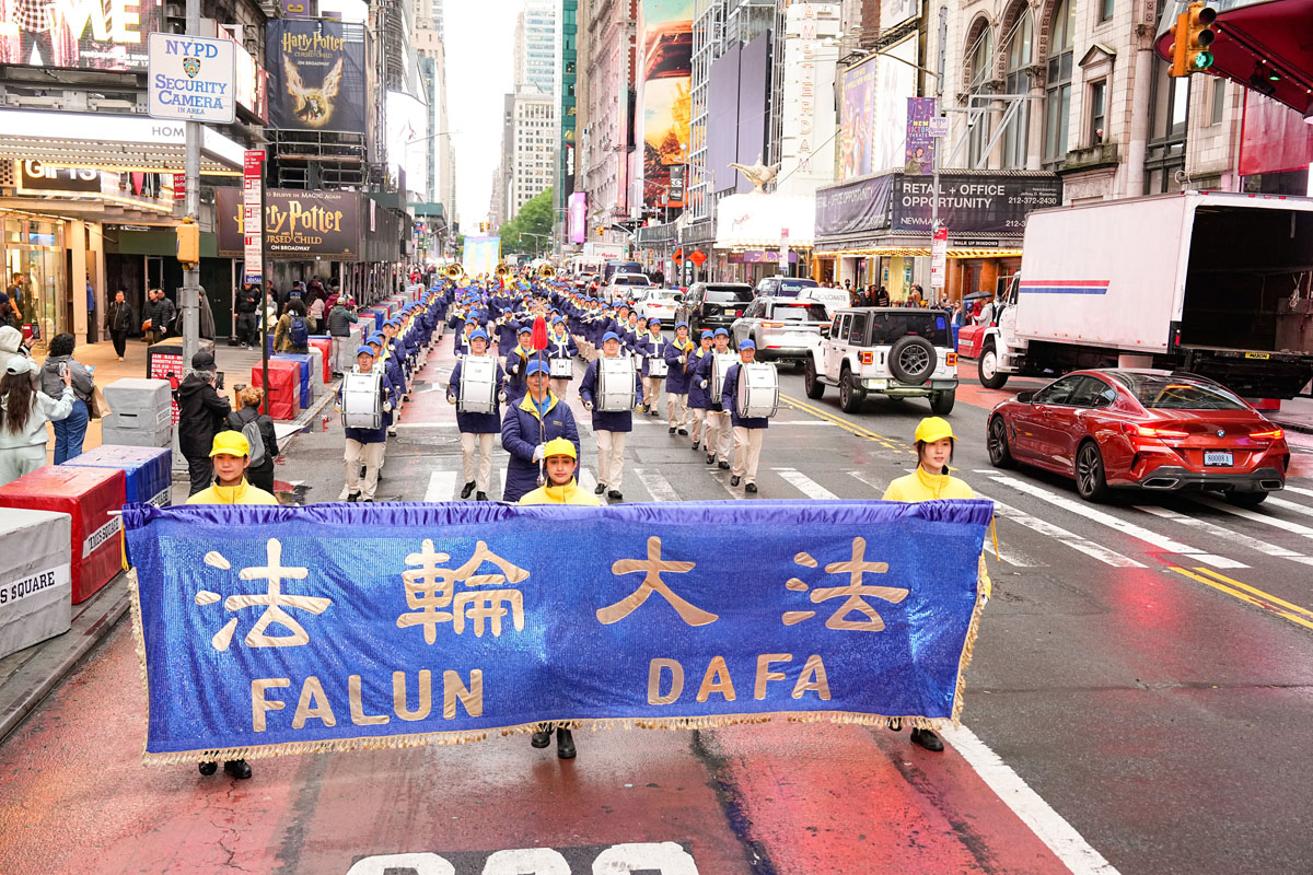 图2:二零二四年五月十日星期五,大纽约地区部份法轮功学员数千人在纽约的曼哈顿区举行了盛大游行,庆祝第二十五届世界法轮大法日暨大法洪传三十二周年,并恭祝慈悲伟大的师尊华诞快乐。