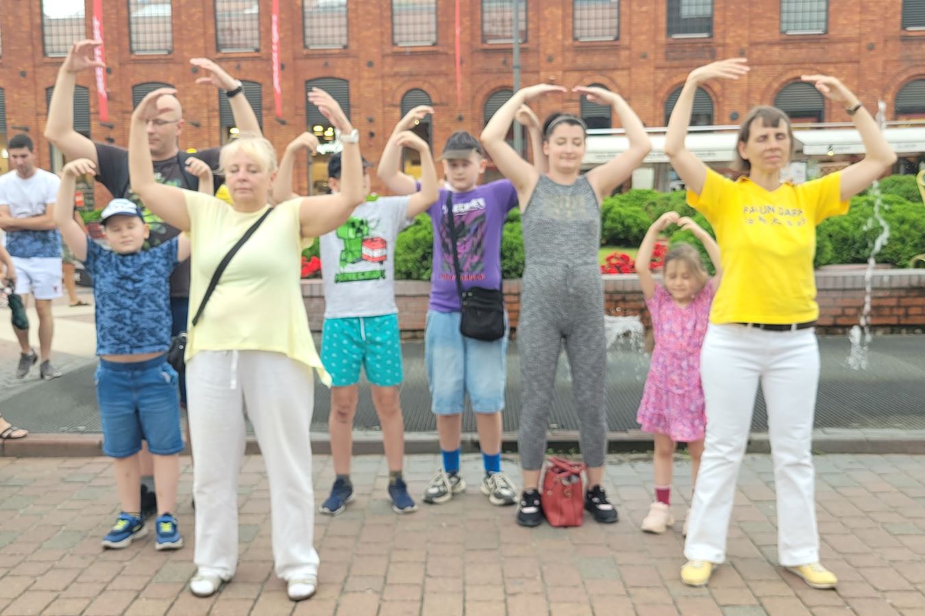 '图22:一家老小现场学炼法轮功'