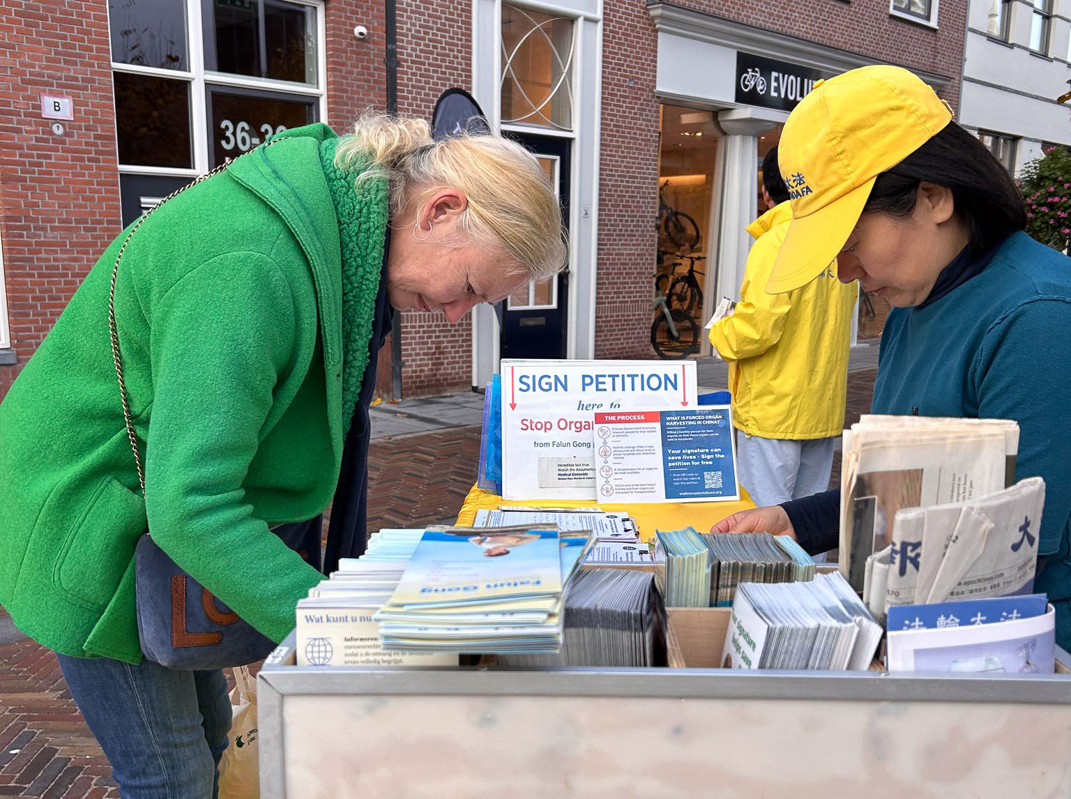 图8~11:瓦瑟纳尔居民签名支持法轮功反迫害