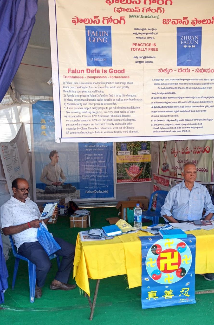 '图2:游客认为法轮功的真相传单内容丰富'