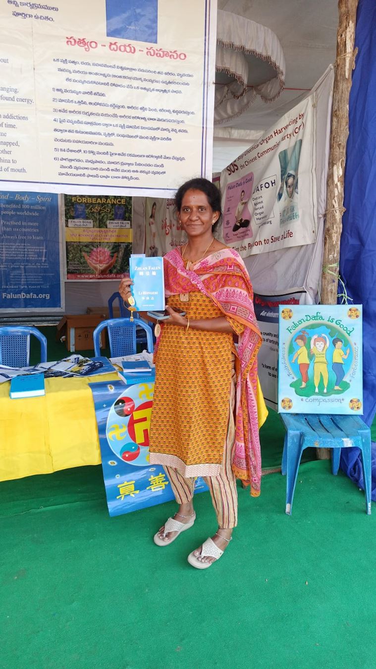 '图6:一位年轻游客购买了泰卢固语《转法轮》'