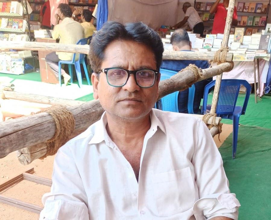 '图9:来自隔壁展位的经理表示,中共的暴行必须立即停止。'